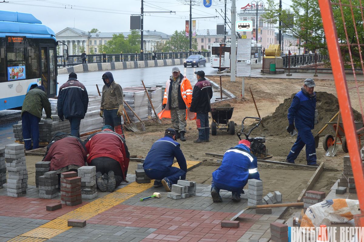 Фотофакт. В Витебске проходит реконструкция тротуара возле Кировского моста