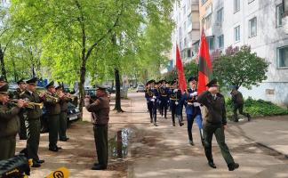 Торжественный марш и песня Дня Победы: витебские десантники поздравили блокадника Владимира Гартмана