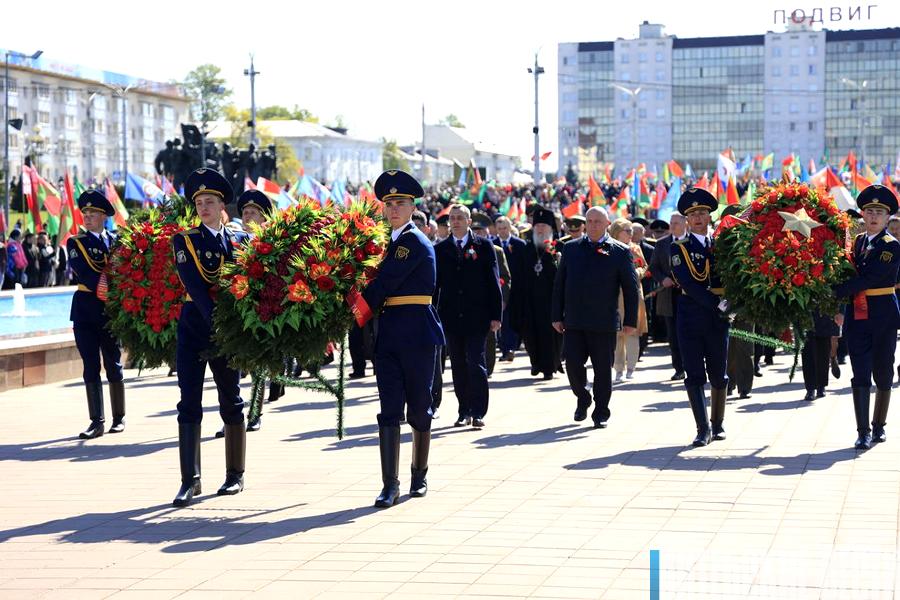 В Витебске 9 Мая прошли церемония возложения цветов и венков к Вечному огню и праздничный митинг