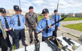 ФОТОФАКТ: Воспитанники военно-патриотического клуба «Зубр» из Орши посетили базу ОМОН в Витебске