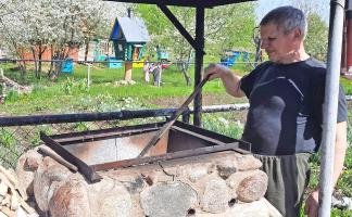 Домик Бабки Ёжки и печка-мангал: Дачник из Ушачского района создает арт-объекты на своем участке