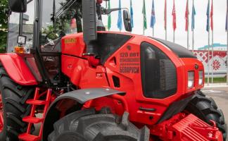 Федерация профсоюзов Беларуси передаст Лепельскому аграрно-техническому колледжу трактор с юбилейной надписью 