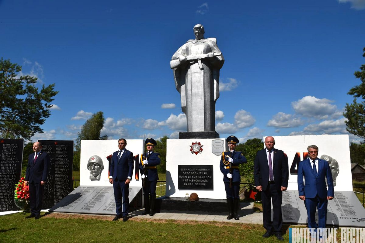 Имена 215 воинов увековечили на мемориальных плитах в Лиозненском районе