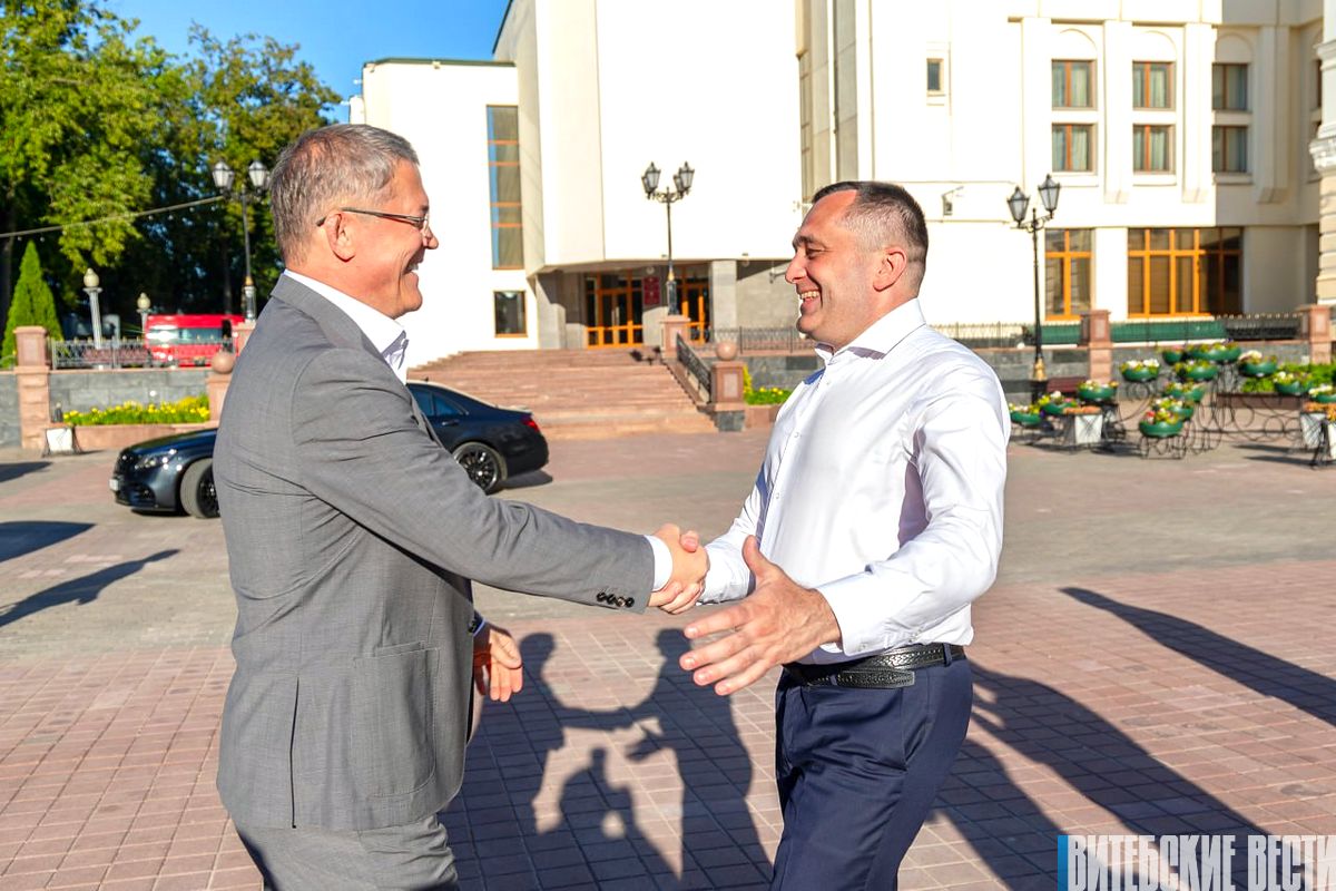 Фотофакт: тёплая встреча руководителей регионов Беларуси и России