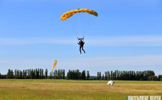 На аэродроме Куковячино под Витебском стартовал XX открытый чемпионат Вооруженных Сил по парашютному спорту