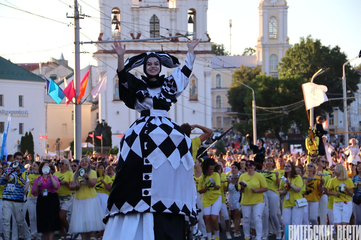ФОТОФАКТ: Шествием-парадом начался X фестиваль уличного искусства «На семи ветрах» в Витебске