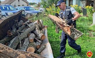 Судебные эксперты приняли участие в ликвидации последствий непогоды в Верхнедвинском районе