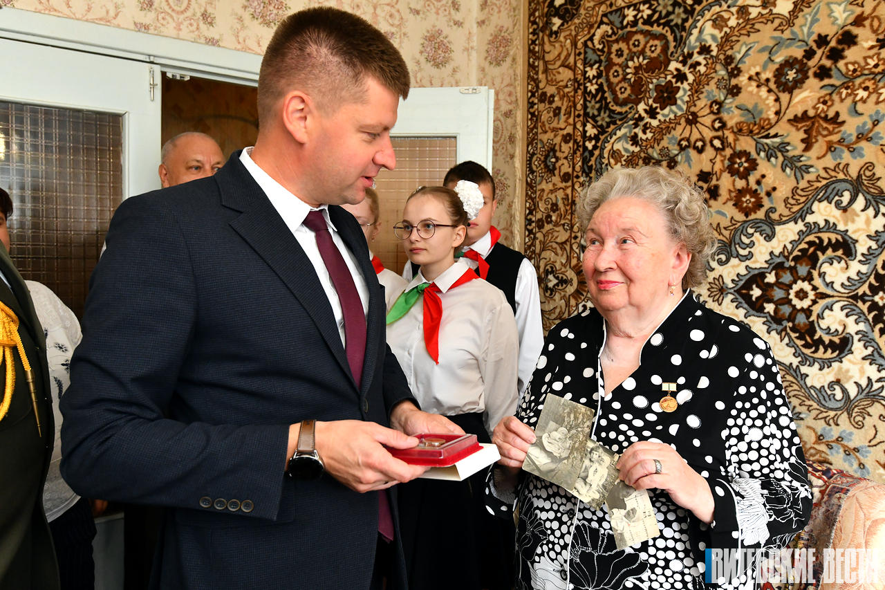 Жительнице Витебска Ларисе Сергеевой вручили почетный знак в честь 80-й годовщины полного освобождения Ленинграда от фашистской блокады