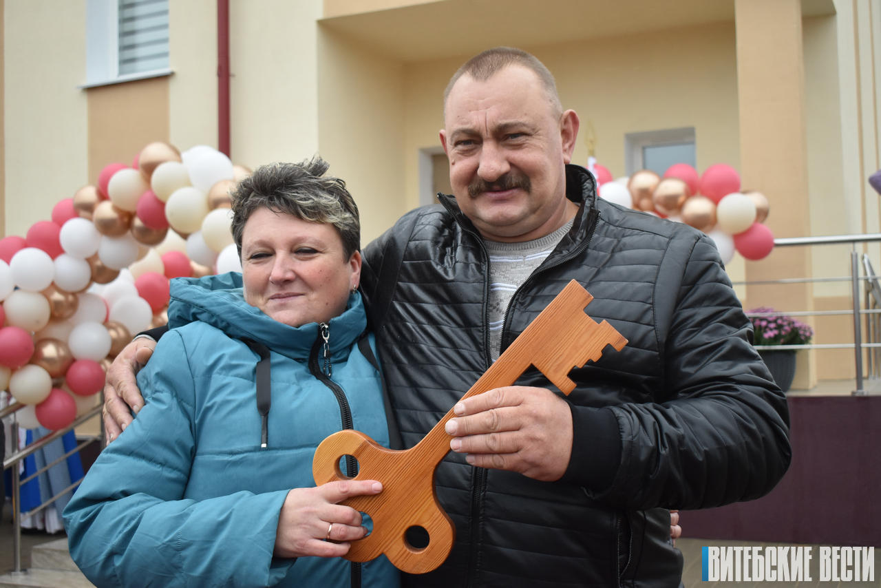 В Поставах открыли детский дом семейного типа. Игорь Сергеенко и Дмитрий Демидов поздравили новосёлов