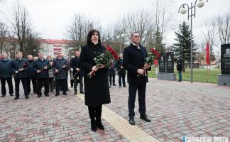 ФОТОФАКТ: Участники выездного расширенного заседания Президиума Совета Республики Национального собрания возложили цветы к мемориалу на братском кладбище в Шумилино