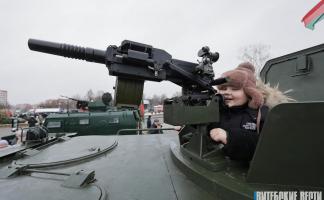 Фотофакт. Перед «Ледовой ареной» в Орше работает выставка военной техники и стрелкового оружия