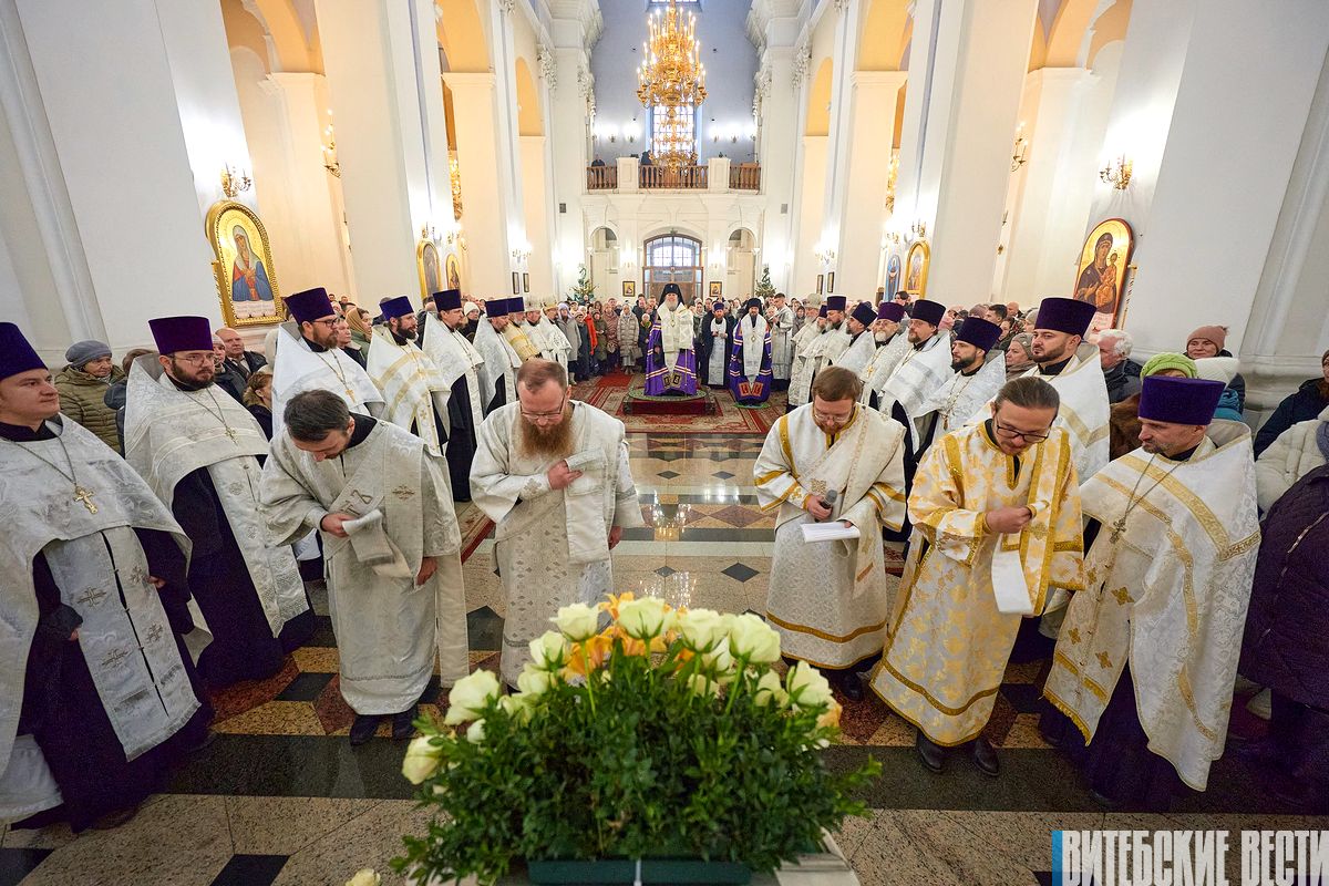 Более трехсот человек собрались в Витебске на утренний рождественский молебен, который провел архиепископ Витебский и Оршанский Димитрий