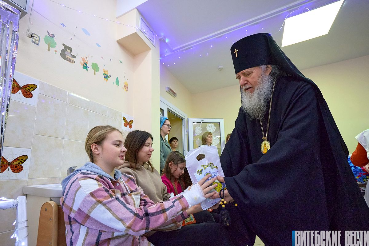 Архиепископ Витебский и Оршанский Димитрий в рождественский день посетил Витебский областной детский клинический центр