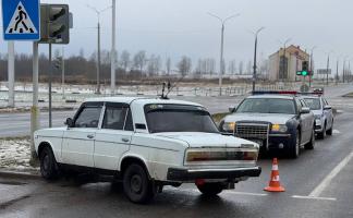 Переходили дорогу на красный. В Витебске под колеса автомобиля попали двое детей