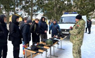 Погружение в службу. В Витебске молодежные отряды охраны правопорядка провели день во внутренних войсках