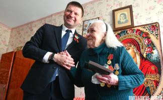 Медаль и слезы памяти. В Витебске чествовали 90-летнюю узницу концлагерей