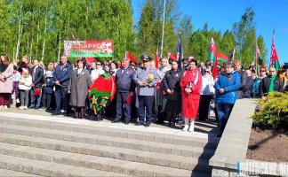 Солнечное утро под ясным небом. 9 Мая в Дубровно наполнено торжеством