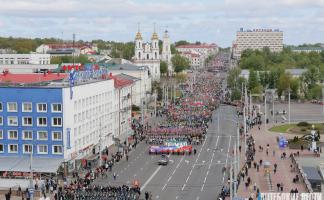 Праздник начался с шествия многотысячной колонны в центре города. Как встречают 9 Мая в Витебске?