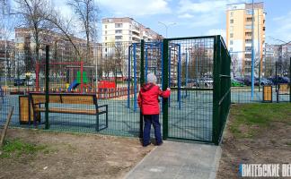 Разбитые горки и сломанные качели: кто отвечает за состояние детских площадок в Витебске?
