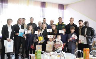 Лидеры чемпионата Беларуси сыграли в футбол с детьми: «МЛ Витебск» продолжил свой благотворительный марафон