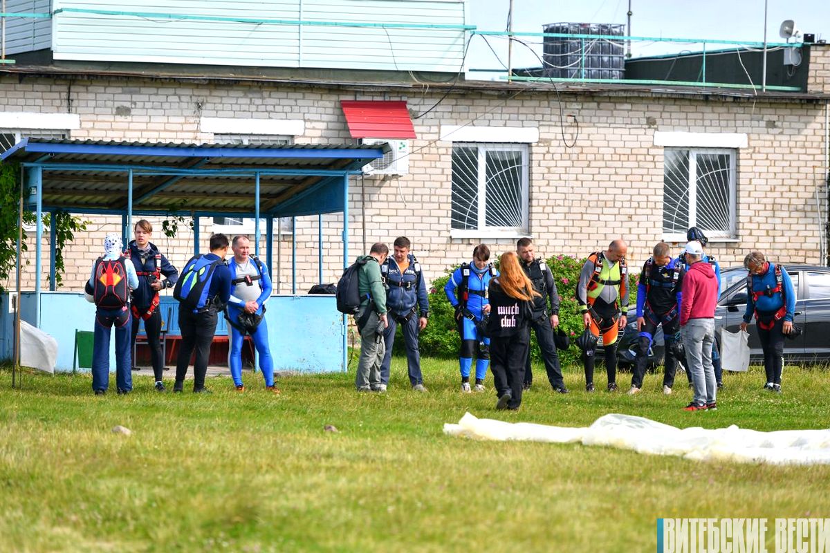 Во второй день VI открытого чемпионата Беларуси по парашютному спорту спортсмены из России и Беларуси состязались на точность приземления