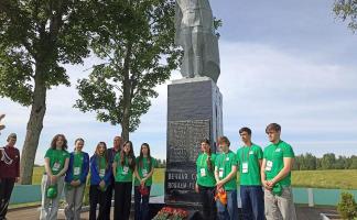 Делегация грузинских школьников проекта «Поезд Памяти» посетила могилу героического земляка и названную в его честь школу в Бешенковичском районе