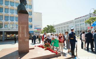 Дмитрий Демидов: «В День Независимости мы по традиции отдаем дань уважения людям, внесшим неоценимый вклад в развитие и становление нашей страны» 