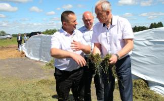 Игорь Сергеенко оценил ход заготовки травяных кормов в Шарковщинском и Миорском районах