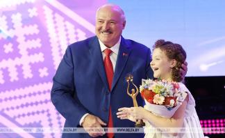 Александр Лукашенко вручил Гран-при детского музыкального конкурса белоруске Амалии Сухан