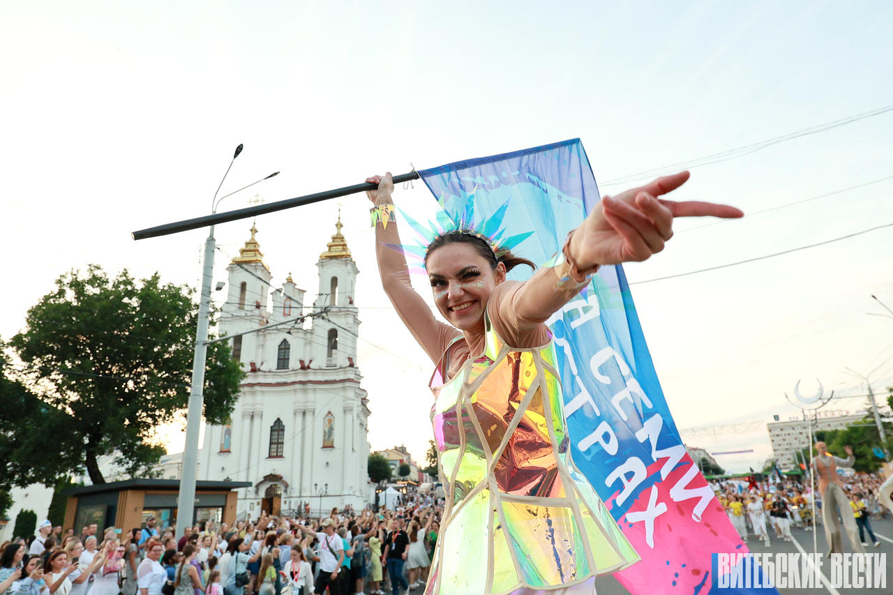 ФОТОФАКТ: в Витебске парадом открыли фестиваль уличного искусства «На семи ветрах»