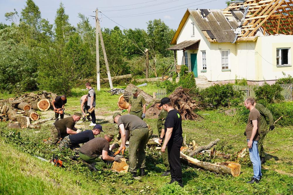 Фотофакт. Милиционеры Городокского района плечом к плечу с местными жителями устраняют последствия разгула стихии