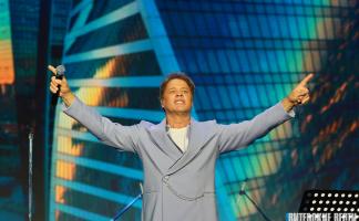 Танцы босиком в концертном зале: Сергей Любавин продолжил череду сольников в Витебске