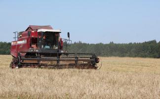 В Шарковщинском районе приступил к работе комбайн на полугусеничном ходу