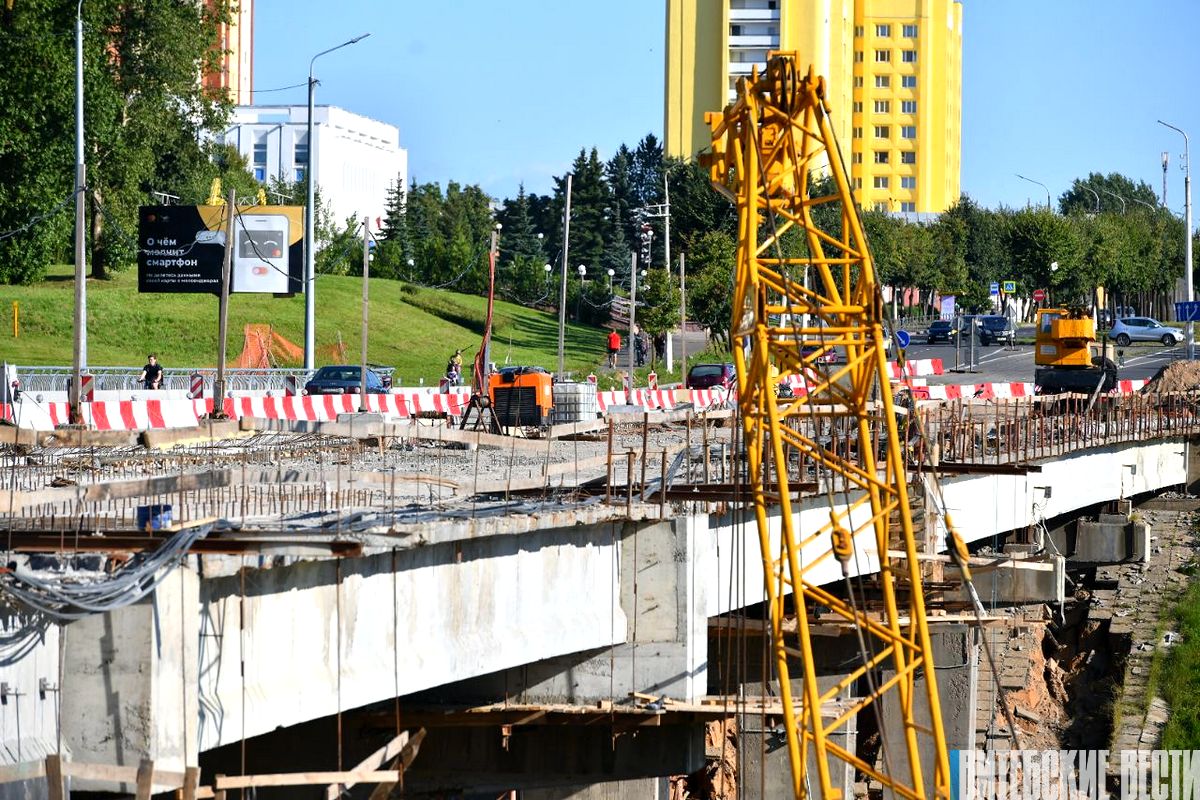 Какие работы идут в конце лета на реконструкции моста в центральной части Витебска?