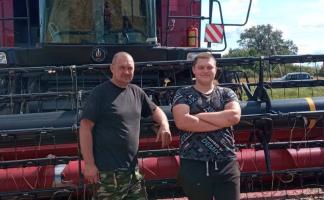 Семейный экипаж Ореховых: 1000 тонн зерна на комбайне имени генерала Ефремова