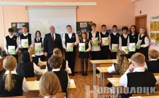 Дмитрий Демидов поздравил с началом учебного года учащихся средней школы №12 Новополоцка