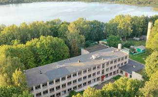 Школу на берегу озера под Витебском предлагают на аукционе за 42 рубля
