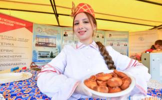 Саженцы, колбаса и сундуки из Пскова: что продавали на осенней ярмарке у Дворца спорта в Витебске