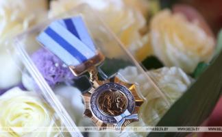 Орденом Матери награждены художник Оршанского льнокомбината и еще 181 жительница всех областей и Минска 