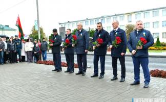 Фотофакт. Почетные гости возложили цветы у братской могилы в Чашниках