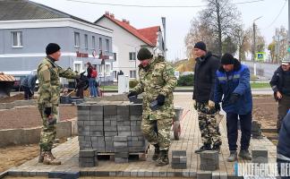 Мы – вместе! В Орше во время субботника работали на объекте памятного знака «Трудовой славы»