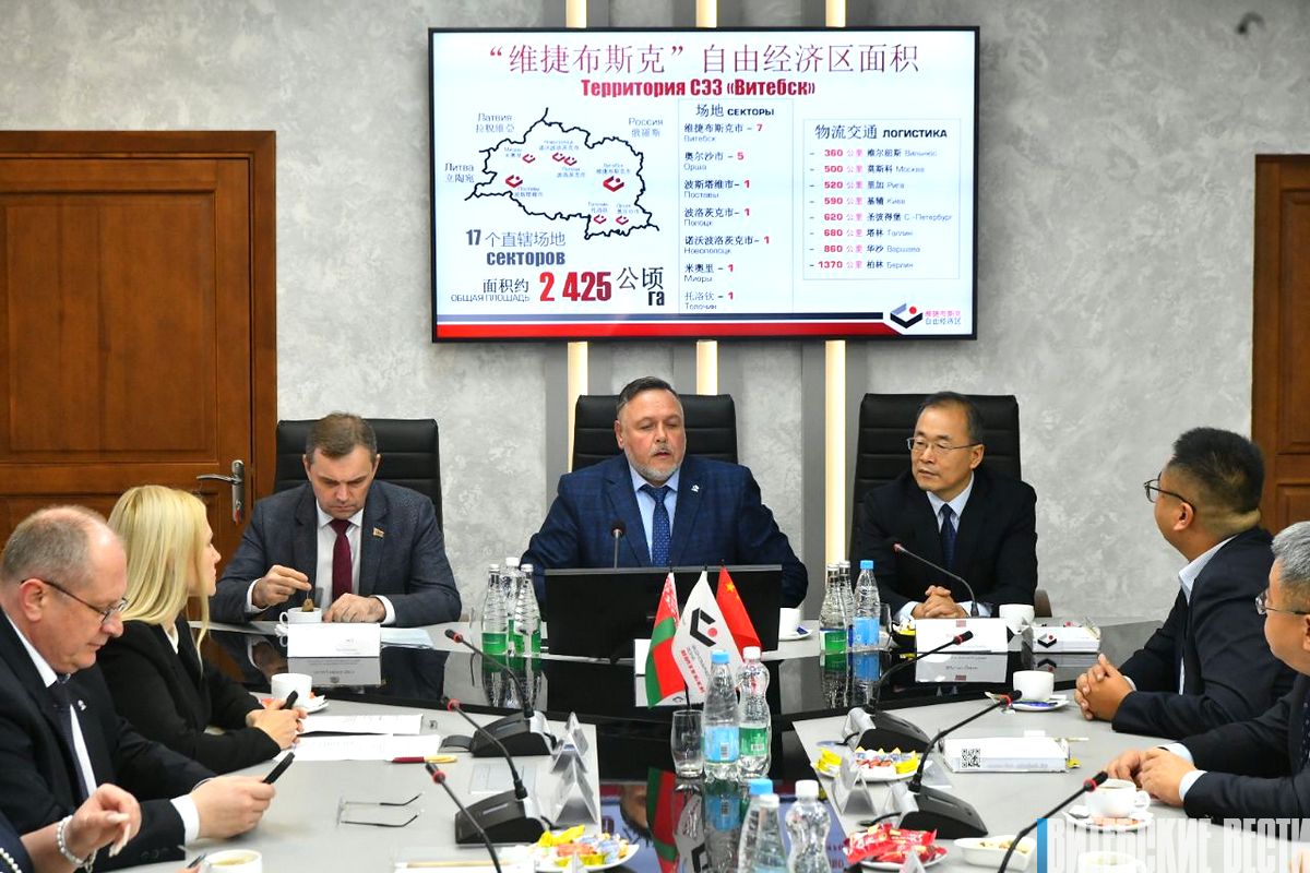 Фотофакт. Руководство администрации СЭЗ «Витебск» проводит встречу с делегацией провинции Цзяньси во главе с вице-губернатором Правительства провинции Сунь Хуншанем.