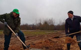 ФОТОФАКТ: Глава Витебской области Александр Субботин в рамках субботника работает в Шумилинском районе