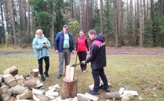 От пера до топора: журналисты «Витебских вестей» готовятся к IV Чемпионату по колке дров среди СМИ