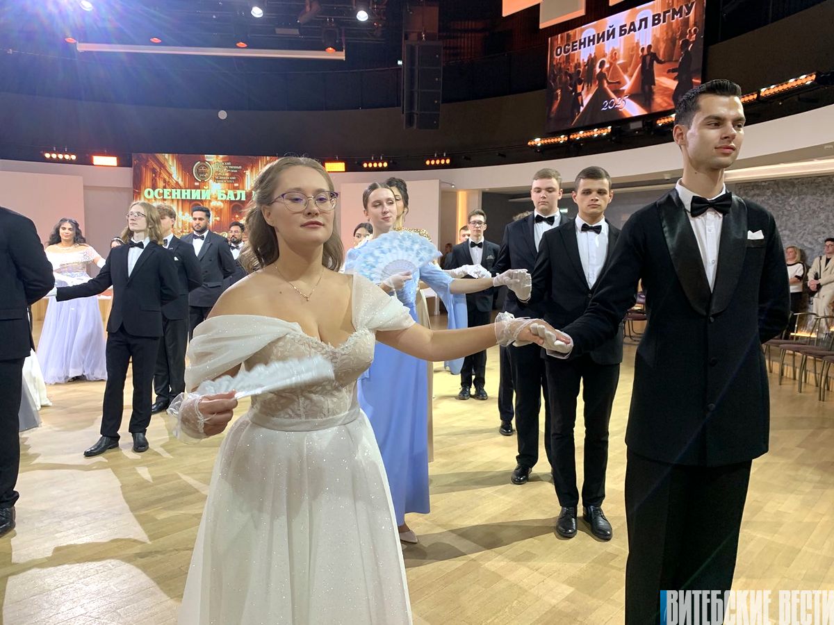 Традиционный осенний бал Витебского медуниверситета объединил студентов разных курсов из разных стран мира в большом красочном празднике