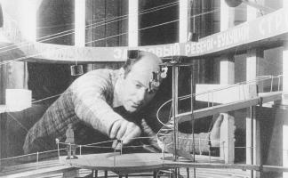 22 ноября. 135 лет назад родился  художник и архитектор Эль Лисицкий