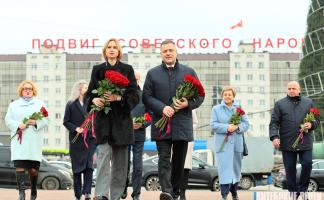 Подвиг бессмертен. Представители Беларуси и России возложили цветы к Вечному огню на площади Победы