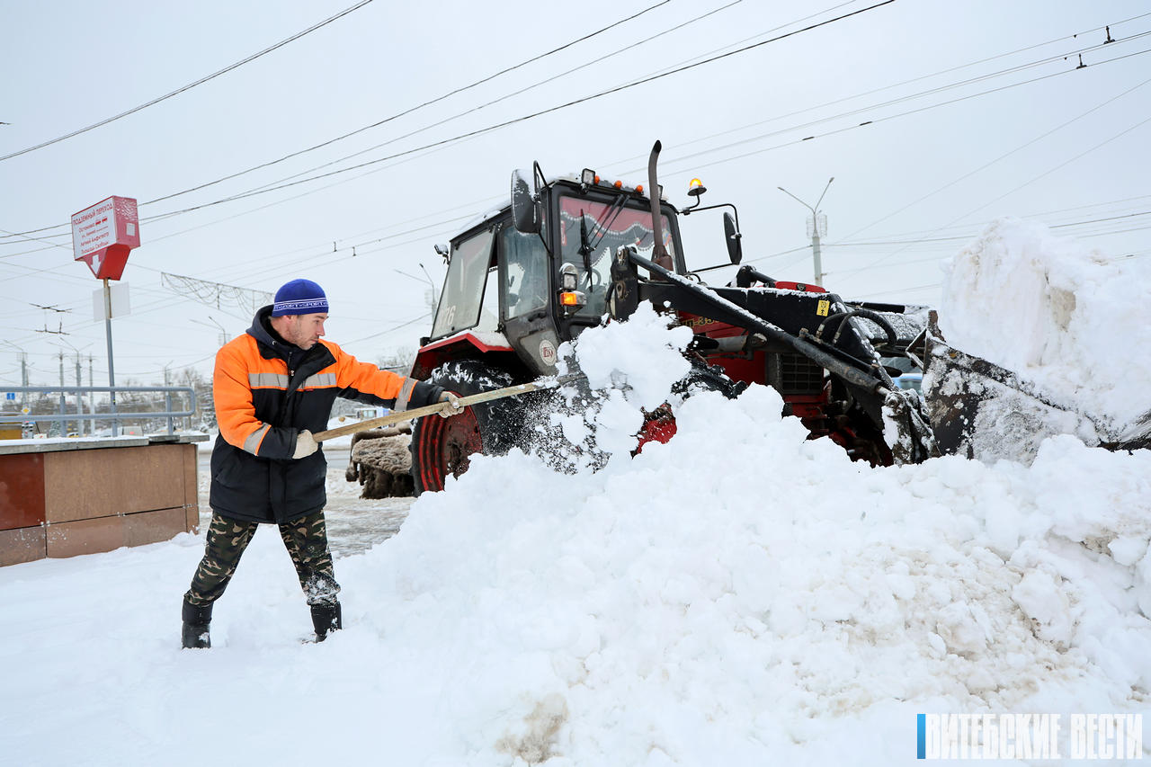 Последствия ночного снегопада устраняют в Витебске