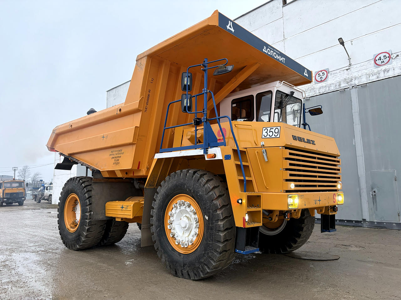 Карьерные самосвалы, мощный бульдозер, экскаватор. «Доломит» планирует обновление парка техники