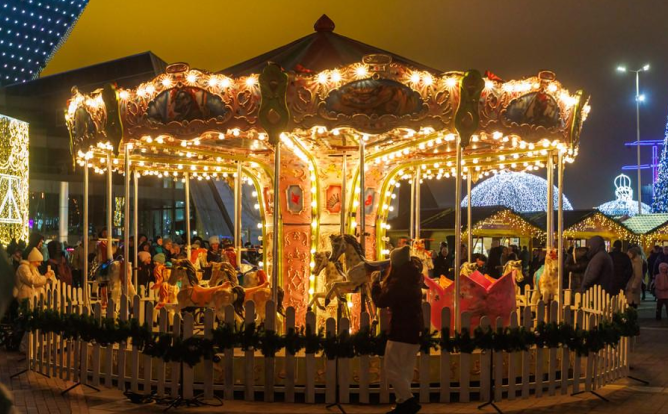 «Каляды над Дзвіной»: в Витебске на площади Победы откроется шестинедельная рождественская ярмарка с катком и яркой программой